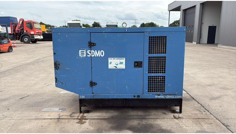 SDMO J66K (JOHN DEERE ENGINE / 3 PHASES / 66 KVA / BE MACHINE) - Áramfejlesztő: 5 kép. SDMO J66K (JOHN DEERE ENGINE / 3 PHASES / 66 KVA / BE MACHINE) - Áramfejlesztő: 5 kép.