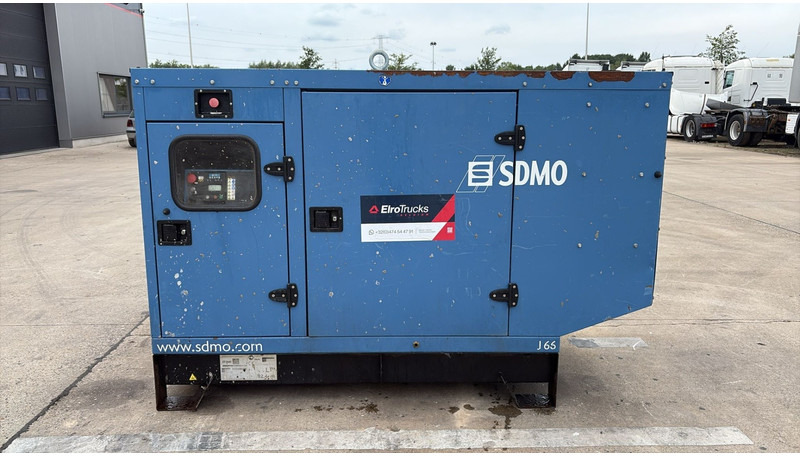 SDMO J66K (JOHN DEERE ENGINE / 3 PHASES / 66 KVA / BE MACHINE) - Áramfejlesztő: 2 kép. SDMO J66K (JOHN DEERE ENGINE / 3 PHASES / 66 KVA / BE MACHINE) - Áramfejlesztő: 2 kép.