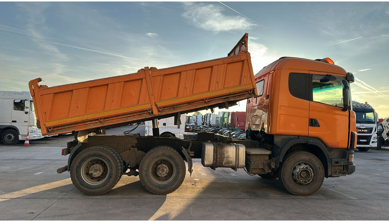 Scania 144-460 (BIG AXLE / GRAND PONT / LAMES / STEEL SUSP. / MANUAL GEARBOX / BOITE MANUELLE) - Billenőplatós teherautó: 4 kép. Scania 144-460 (BIG AXLE / GRAND PONT / LAMES / STEEL SUSP. / MANUAL GEARBOX / BOITE MANUELLE) - Billenőplatós teherautó: 4 kép.