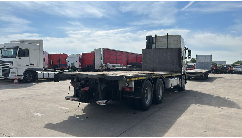 Volvo FH 12 - 460 (BOITE MANUELLE / MANUAL GEARBOX / 10 TYRES / 6X2 / AC / AIRCO) - Platós teherautó: 5 kép. Volvo FH 12 - 460 (BOITE MANUELLE / MANUAL GEARBOX / 10 TYRES / 6X2 / AC / AIRCO) - Platós teherautó: 5 kép.