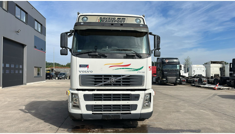 Volvo FH 12 - 460 (BOITE MANUELLE / MANUAL GEARBOX / 10 TYRES / 6X2 / AC / AIRCO) - Platós teherautó: 2 kép. Volvo FH 12 - 460 (BOITE MANUELLE / MANUAL GEARBOX / 10 TYRES / 6X2 / AC / AIRCO) - Platós teherautó: 2 kép.