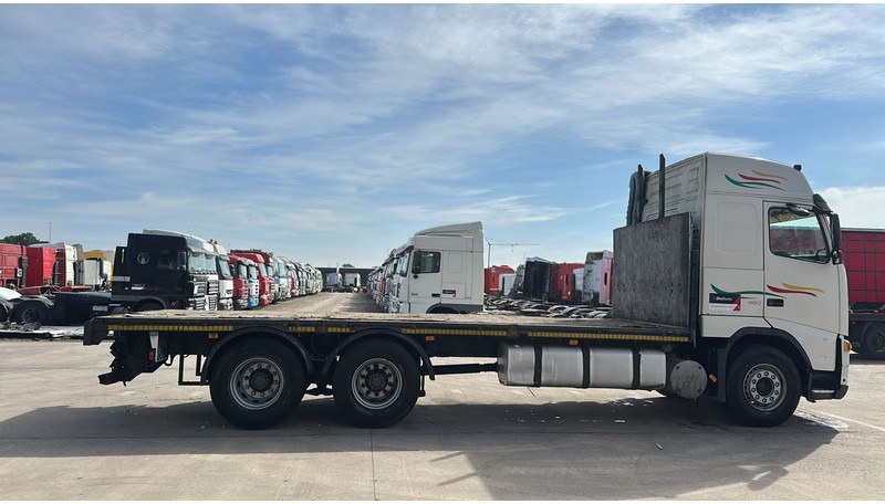 Volvo FH 12 - 460 (BOITE MANUELLE / MANUAL GEARBOX / 10 TYRES / 6X2 / AC / AIRCO) - Platós teherautó: 4 kép. Volvo FH 12 - 460 (BOITE MANUELLE / MANUAL GEARBOX / 10 TYRES / 6X2 / AC / AIRCO) - Platós teherautó: 4 kép.