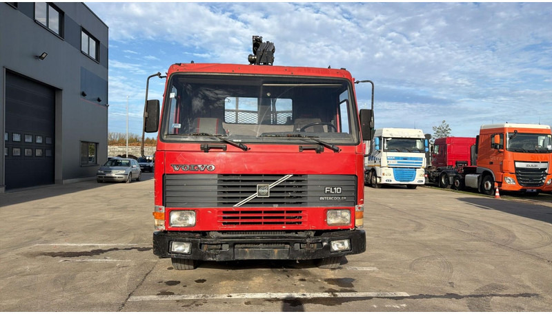 Volvo FL 10 - 320 (MANUAL PUMP / STEEL SUSP. / CRANE / LAMES / POMPE MANUELLE) - Platós teherautó, Darus autó: 2 kép. Volvo FL 10 - 320 (MANUAL PUMP / STEEL SUSP. / CRANE / LAMES / POMPE MANUELLE) - Platós teherautó, Darus autó: 2 kép.