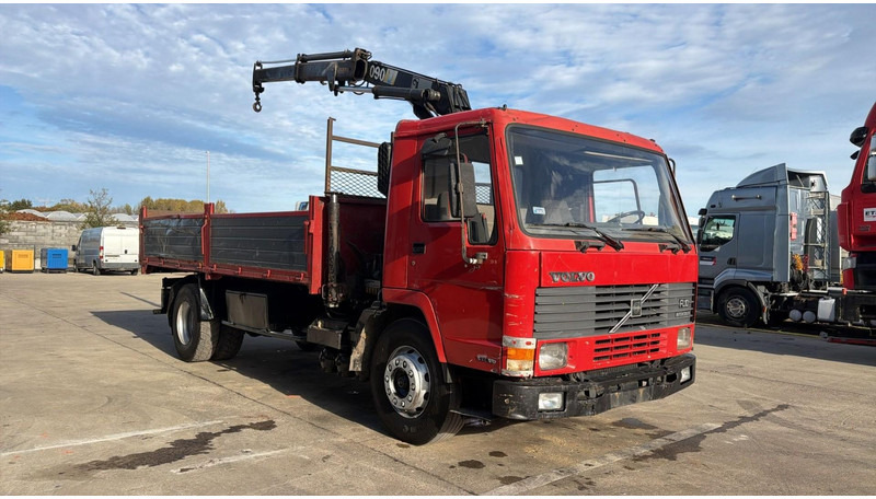 Volvo FL 10 - 320 (MANUAL PUMP / STEEL SUSP. / CRANE / LAMES / POMPE MANUELLE) - Platós teherautó, Darus autó: 3 kép. Volvo FL 10 - 320 (MANUAL PUMP / STEEL SUSP. / CRANE / LAMES / POMPE MANUELLE) - Platós teherautó, Darus autó: 3 kép.
