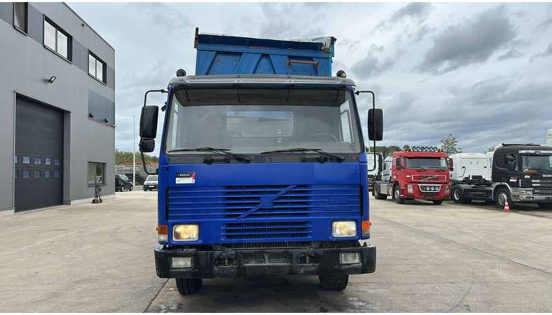 Volvo FL 12.380 (8X4 /STEEL SUSP. / BOITE MANUELLE / MANUAL GEARBOX) - Billenőplatós teherautó: 2 kép. Volvo FL 12.380 (8X4 /STEEL SUSP. / BOITE MANUELLE / MANUAL GEARBOX) - Billenőplatós teherautó: 2 kép.