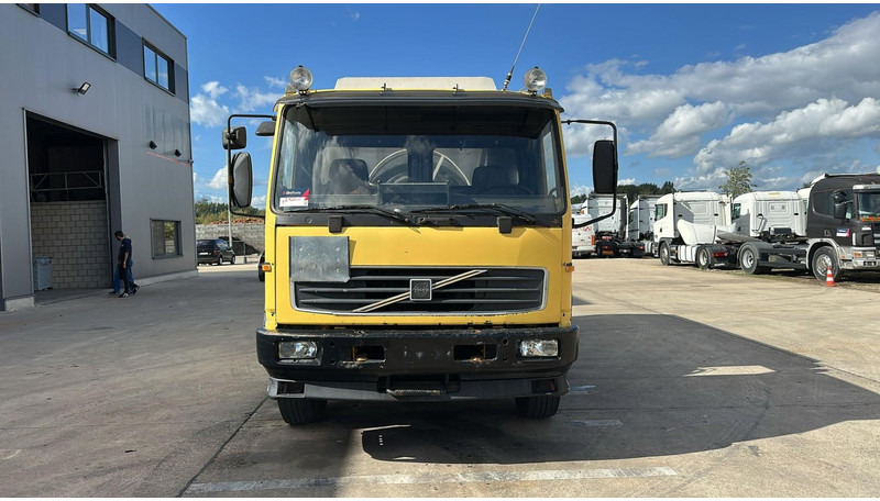 Volvo FL 6-18 (12400 LITERS / 3 COMPARTIMENTS / EURO 2 / STEEL SUSP. / LAMES) - Tartályos teherautó: 2 kép. Volvo FL 6-18 (12400 LITERS / 3 COMPARTIMENTS / EURO 2 / STEEL SUSP. / LAMES) - Tartályos teherautó: 2 kép.