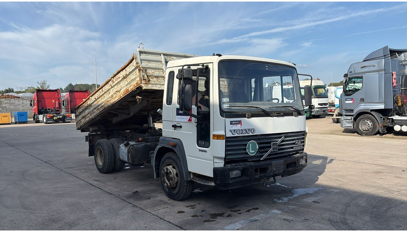 Volvo FL 6 - 8 (MANUAL PUMP / POMPE MANUELLE) - Billenőplatós teherautó: 2 kép. Volvo FL 6 - 8 (MANUAL PUMP / POMPE MANUELLE) - Billenőplatós teherautó: 2 kép.