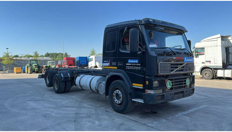 Volvo FM 12 - 380 (FULL STEEL SUSP. / SUSP. LAMES / CHASSIS LONGUE / 10 TYRES / TRES BONNE ETAT) - Alvaz teherautó: 3 kép. Volvo FM 12 - 380 (FULL STEEL SUSP. / SUSP. LAMES / CHASSIS LONGUE / 10 TYRES / TRES BONNE ETAT) - Alvaz teherautó: 3 kép.