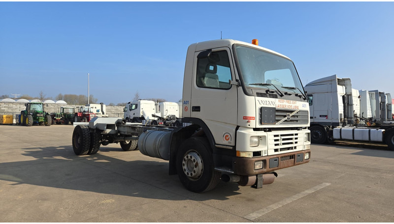 Volvo FM 7 - 290 (60.000 KM ORIGINAL !!! / POMPE MANUELLE / LAMES / GRAND PONT / EX AEROPORT) - Alvaz teherautó: 4 kép. Volvo FM 7 - 290 (60.000 KM ORIGINAL !!! / POMPE MANUELLE / LAMES / GRAND PONT / EX AEROPORT) - Alvaz teherautó: 4 kép.
