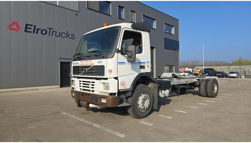 Volvo FM 7 - 290 (60.000 KM ORIGINAL !!! / POMPE MANUELLE / LAMES / GRAND PONT / EX AEROPORT) - Alvaz teherautó: 1 kép. Volvo FM 7 - 290 (60.000 KM ORIGINAL !!! / POMPE MANUELLE / LAMES / GRAND PONT / EX AEROPORT) - Alvaz teherautó: 1 kép.