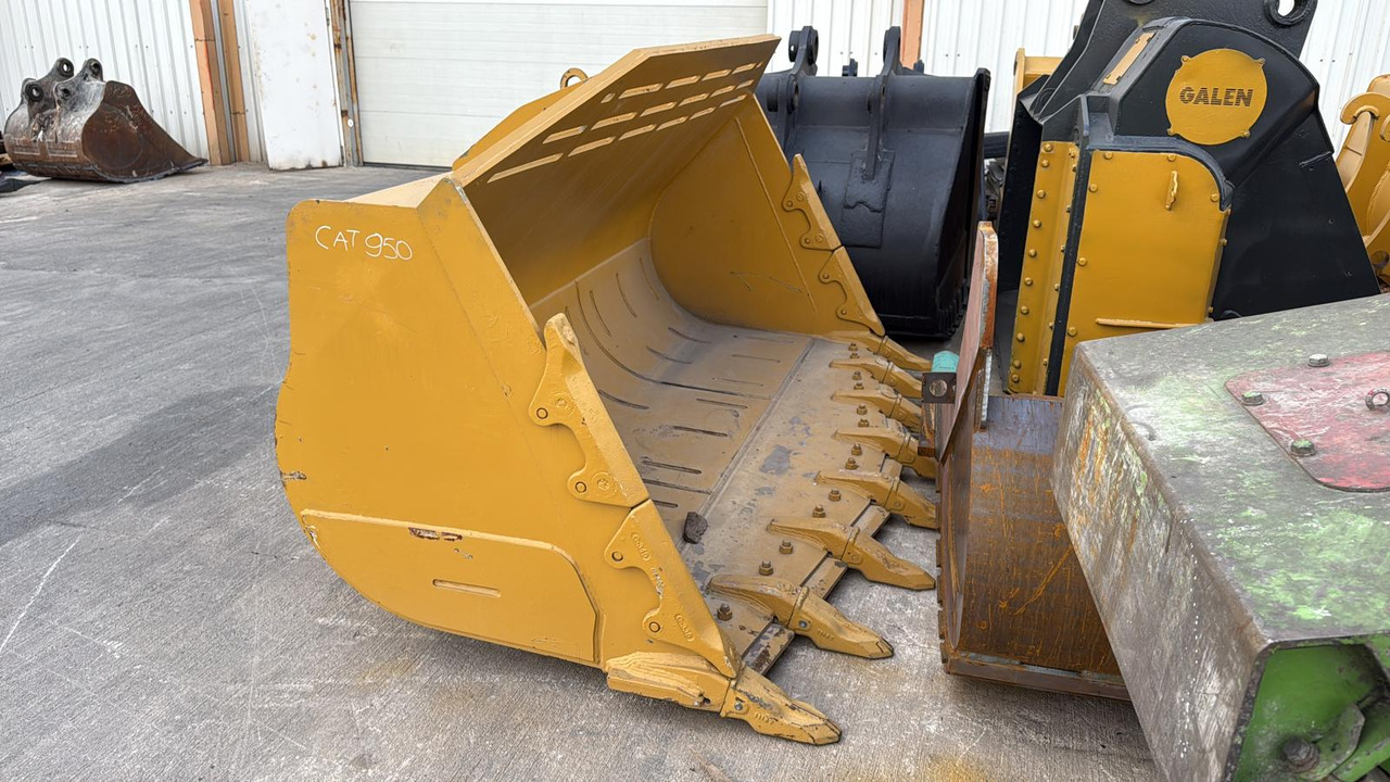 CAT 950 Rock Bucket - Gumikerekes homlokrakodó: 1 kép. CAT 950 Rock Bucket - Gumikerekes homlokrakodó: 1 kép.