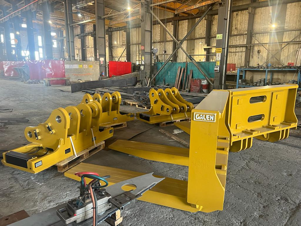 CATERPILLAR 988 Marble Attachments - Raklapvilla - Gumikerekes homlokrakodó: 2 kép. CATERPILLAR 988 Marble Attachments - Raklapvilla - Gumikerekes homlokrakodó: 2 kép.