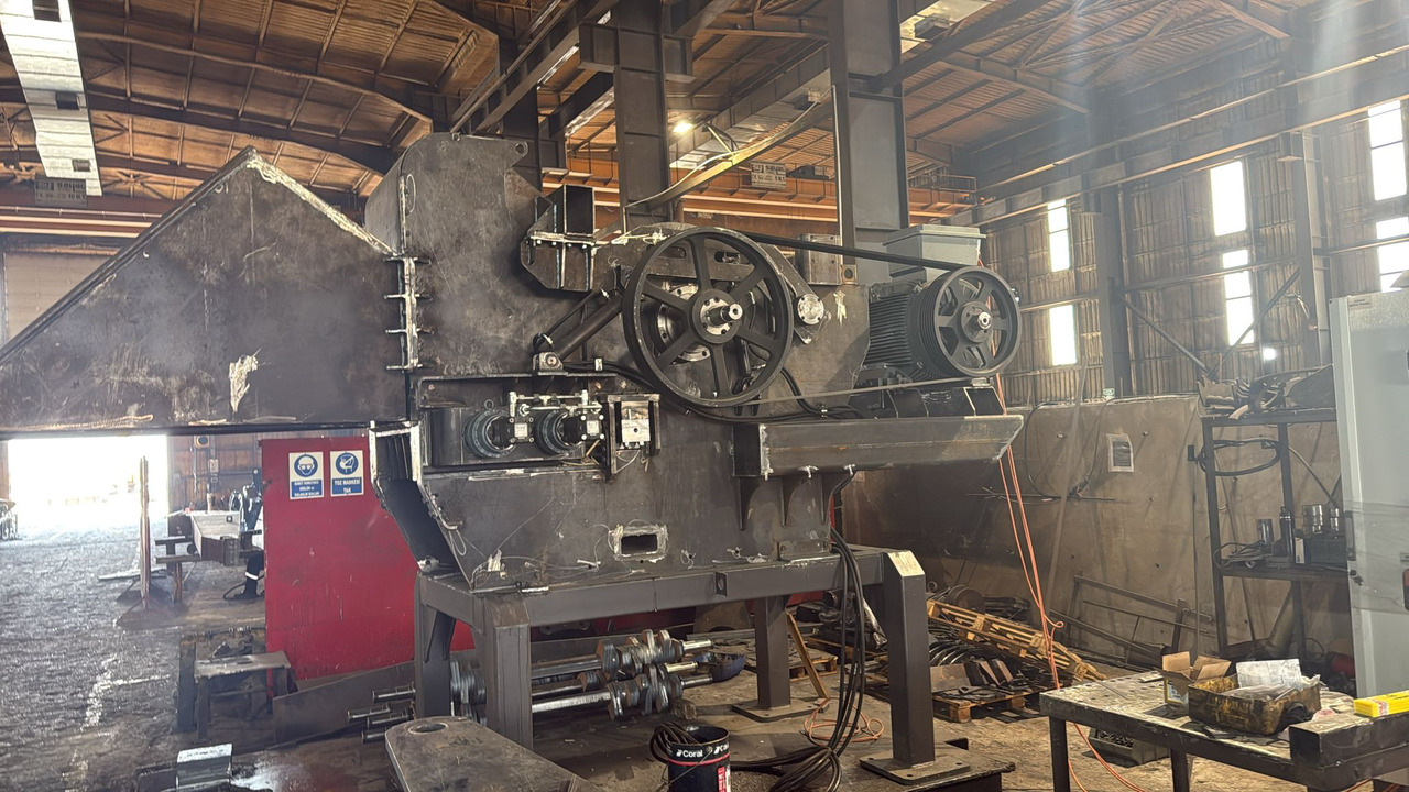 GALEN Wood Chipper from STOCK - Faaprító: 1 kép. GALEN Wood Chipper from STOCK - Faaprító: 1 kép.