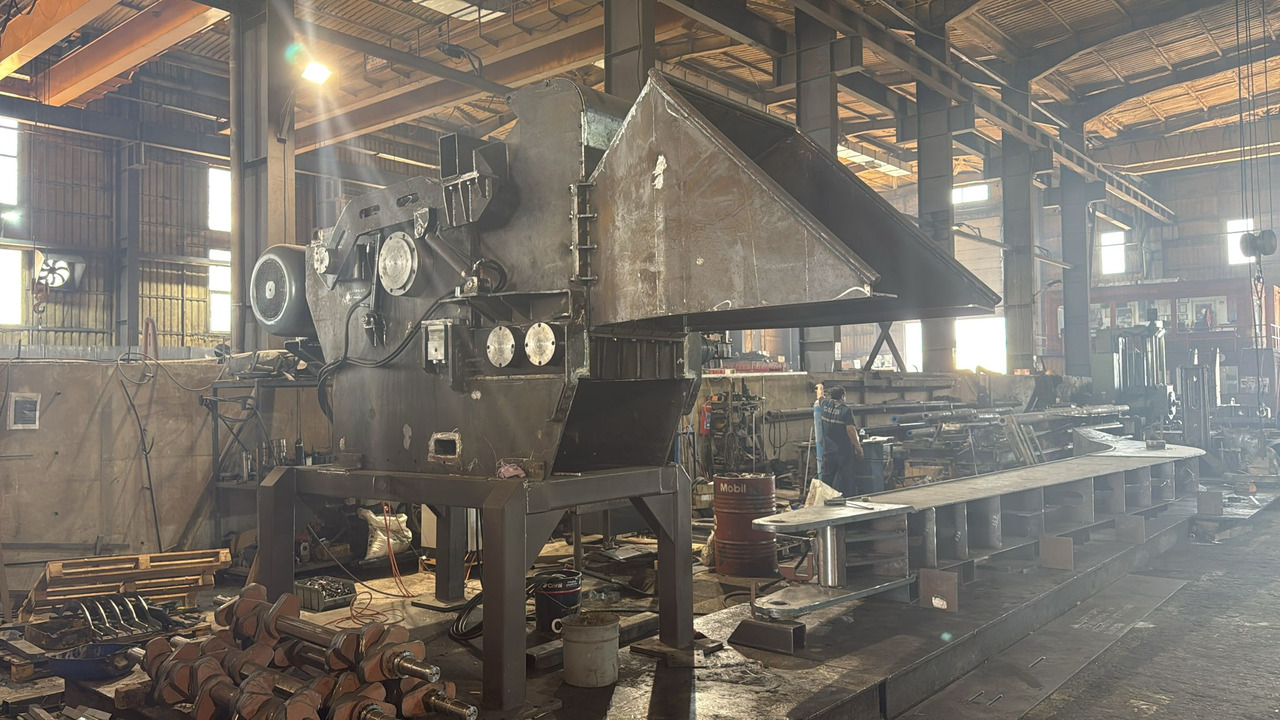 GALEN Wood Chipper from STOCK - Faaprító: 2 kép. GALEN Wood Chipper from STOCK - Faaprító: 2 kép.