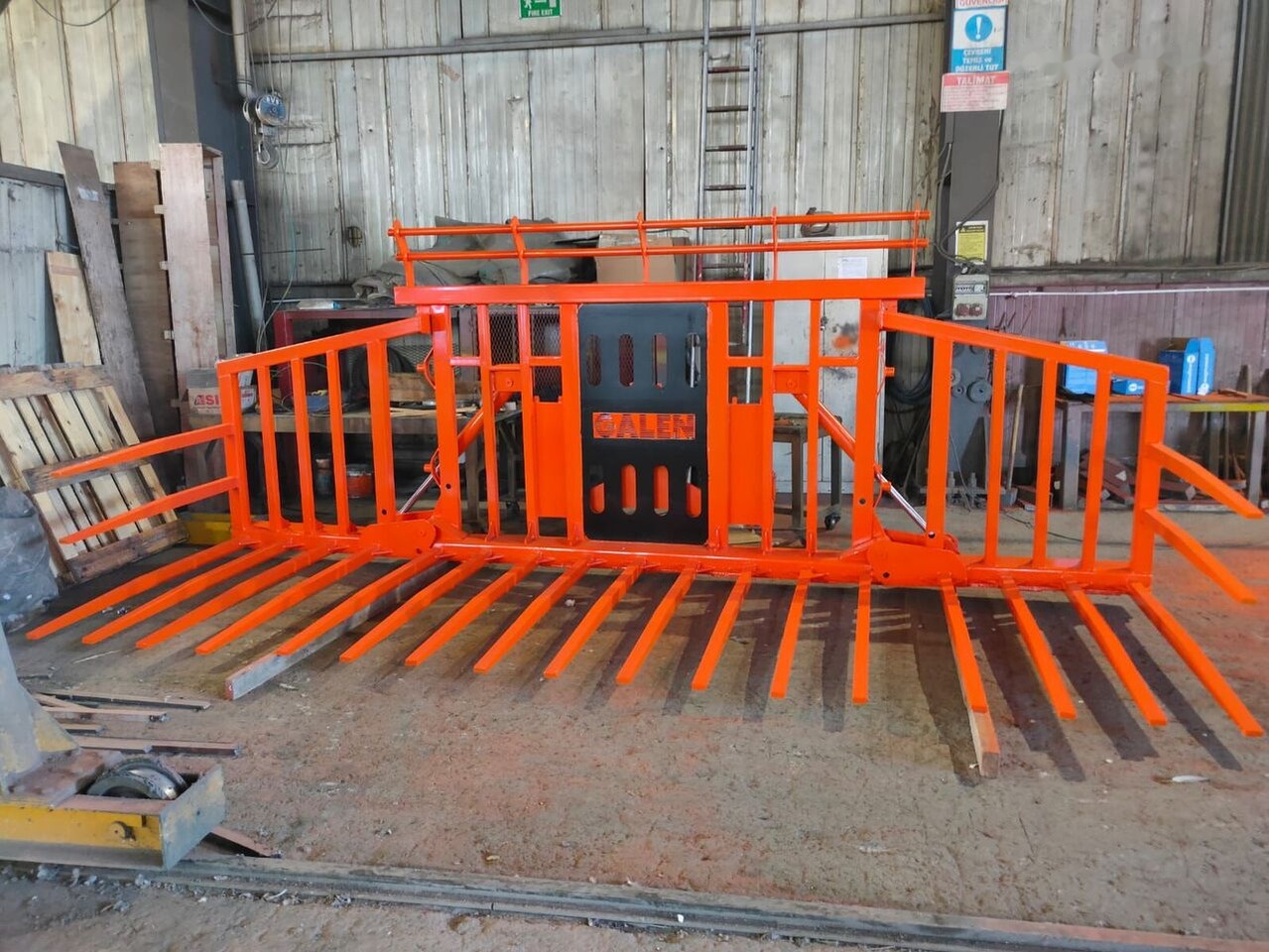 Galen New - Raklapvilla - Mezőgazdasági gépek: 3 kép. Galen New - Raklapvilla - Mezőgazdasági gépek: 3 kép.