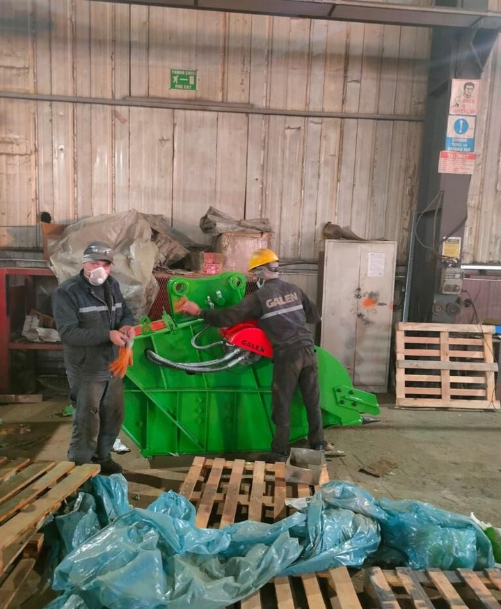 Galen UJ200/300 - Kanál - Építőipari gépek: 3 kép. Galen UJ200/300 - Kanál - Építőipari gépek: 3 kép.