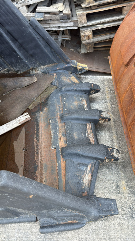 HITACHI ZX520/530 Cheap Second Hand Bucket - Kotró kanál: 3 kép. HITACHI ZX520/530 Cheap Second Hand Bucket - Kotró kanál: 3 kép.