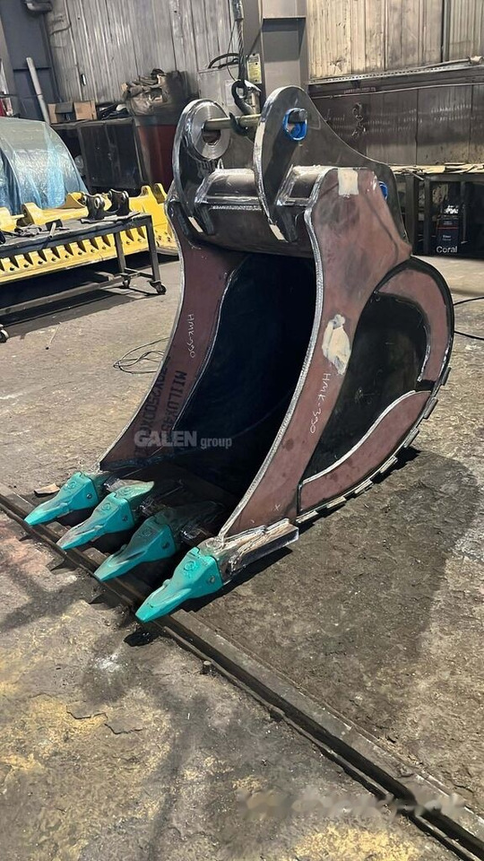 Hitachi ZX400 Channel Bucket - Kotró kanál: 2 kép. Hitachi ZX400 Channel Bucket - Kotró kanál: 2 kép.