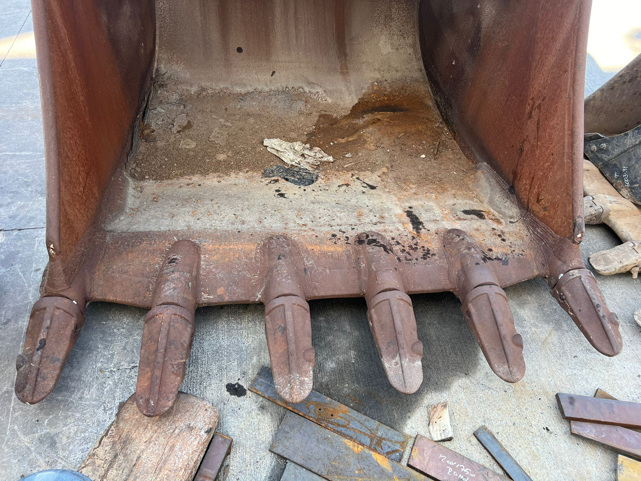 KOMATSU PC850 - Kotró kanál - Építőipari gépek: 2 kép. KOMATSU PC850 - Kotró kanál - Építőipari gépek: 2 kép.
