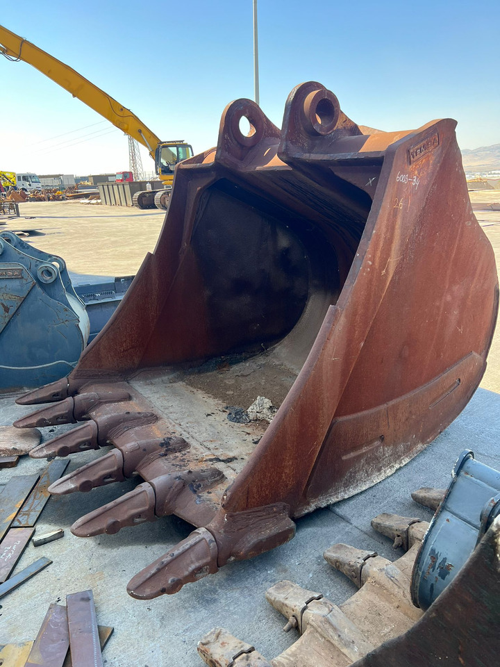 KOMATSU PC850 - Kotró kanál - Építőipari gépek: 3 kép. KOMATSU PC850 - Kotró kanál - Építőipari gépek: 3 kép.