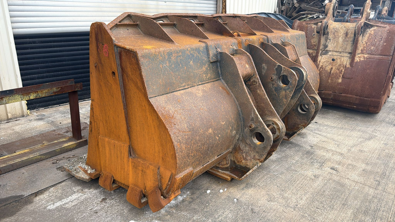 KOMATSU WA500 Loading Bucket - Rakodókanál: 2 kép. KOMATSU WA500 Loading Bucket - Rakodókanál: 2 kép.