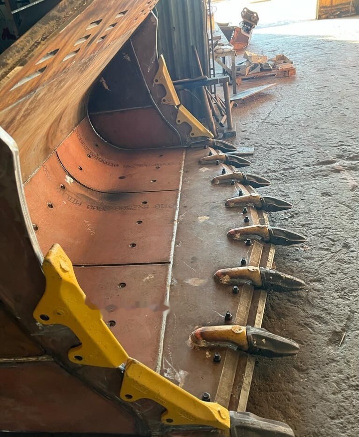 Komatsu WA470 Rock Bucket - Rakodókanál: 3 kép. Komatsu WA470 Rock Bucket - Rakodókanál: 3 kép.