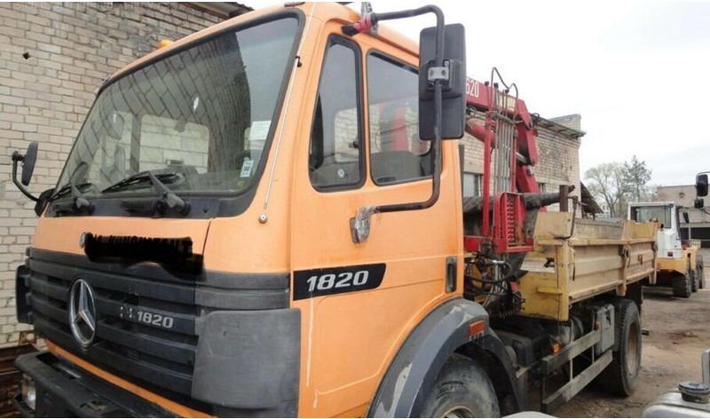 Mercedes-Benz 1820 - Billenőplatós teherautó, Darus autó: 2 kép. Mercedes-Benz 1820 - Billenőplatós teherautó, Darus autó: 2 kép.