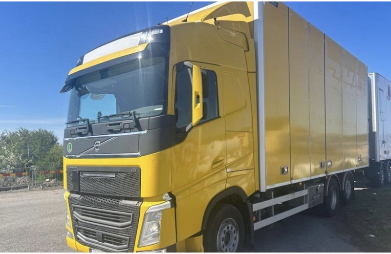 Volvo FH500 - Dobozos felépítményű teherautó: 1 kép. Volvo FH500 - Dobozos felépítményű teherautó: 1 kép.