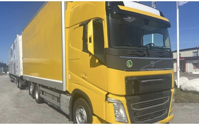 Volvo FH500 - Dobozos felépítményű teherautó: 2 kép. Volvo FH500 - Dobozos felépítményű teherautó: 2 kép.