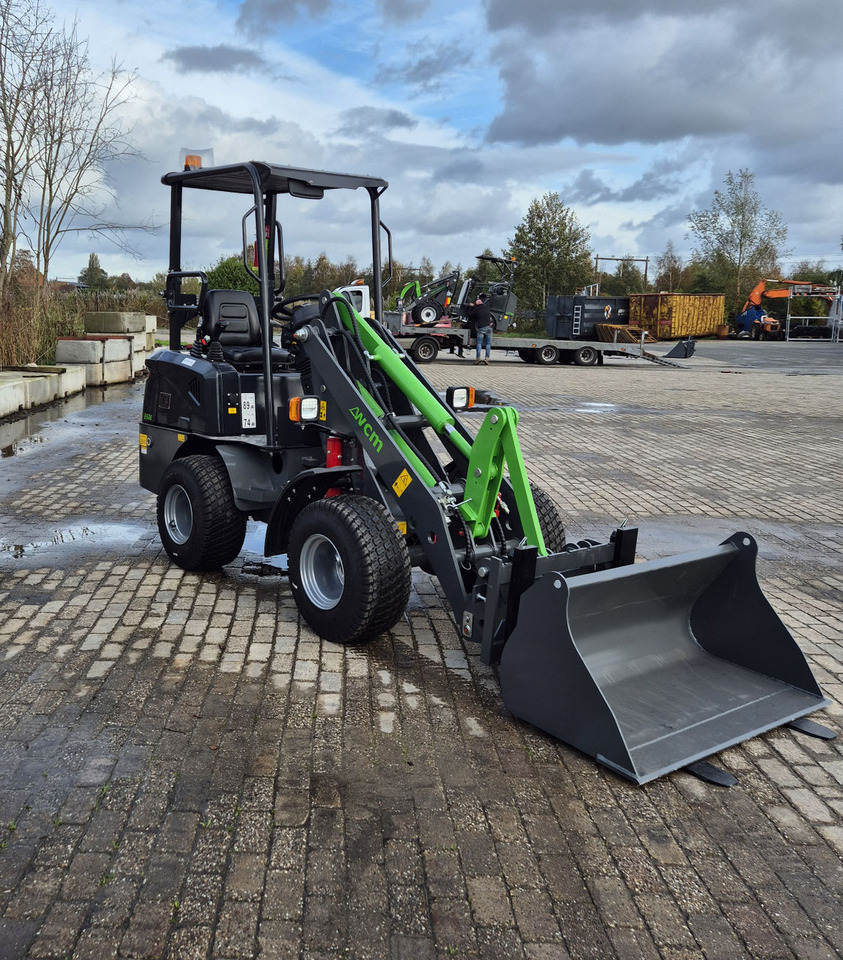 WCM-606 - Gumikerekes homlokrakodó: 5 kép. WCM-606 - Gumikerekes homlokrakodó: 5 kép.