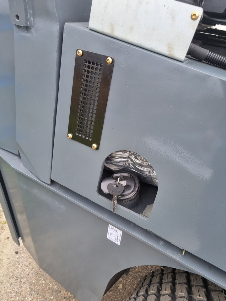 Gumikerekes homlokrakodó WCM -L1460 shovel met beugel: 18 kép.