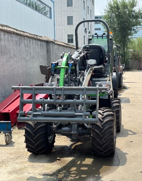 WCM -L1812 - Gumikerekes homlokrakodó: 5 kép. WCM -L1812 - Gumikerekes homlokrakodó: 5 kép.