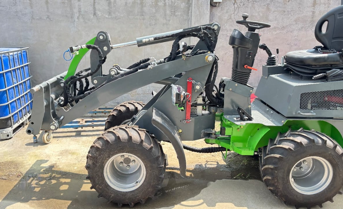 WCM -L1812 - Gumikerekes homlokrakodó: 3 kép. WCM -L1812 - Gumikerekes homlokrakodó: 3 kép.