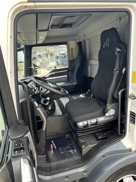 Interior photo 1: Hűtős kisteherautó MAN TGL 8.220 Kühlkoffer 5,26m LBW Klima Luftgef. MAN TGL 8.220 Kühlkoffer 5,26m LBW Klima Luftgef.