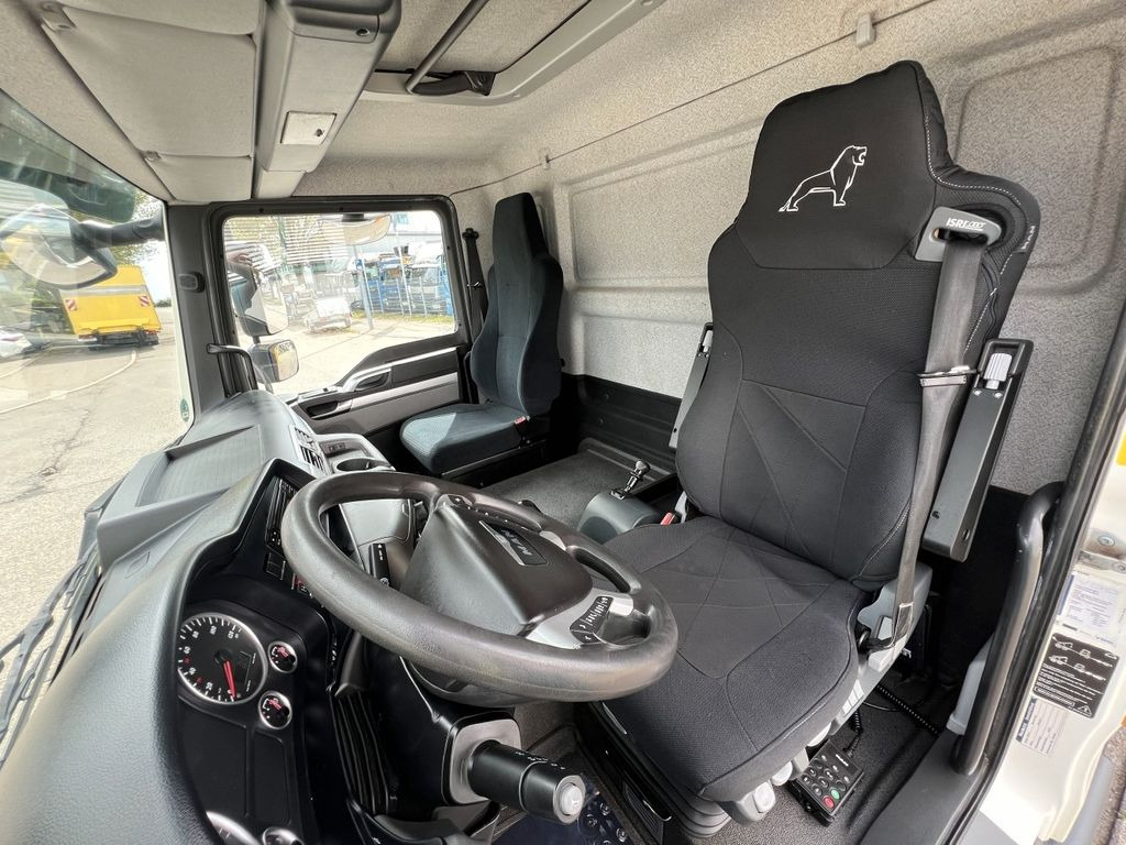 Interior photo 2: Hűtős kisteherautó MAN TGL 8.220 Kühlkoffer 5,26m LBW Klima Luftgef. MAN TGL 8.220 Kühlkoffer 5,26m LBW Klima Luftgef.