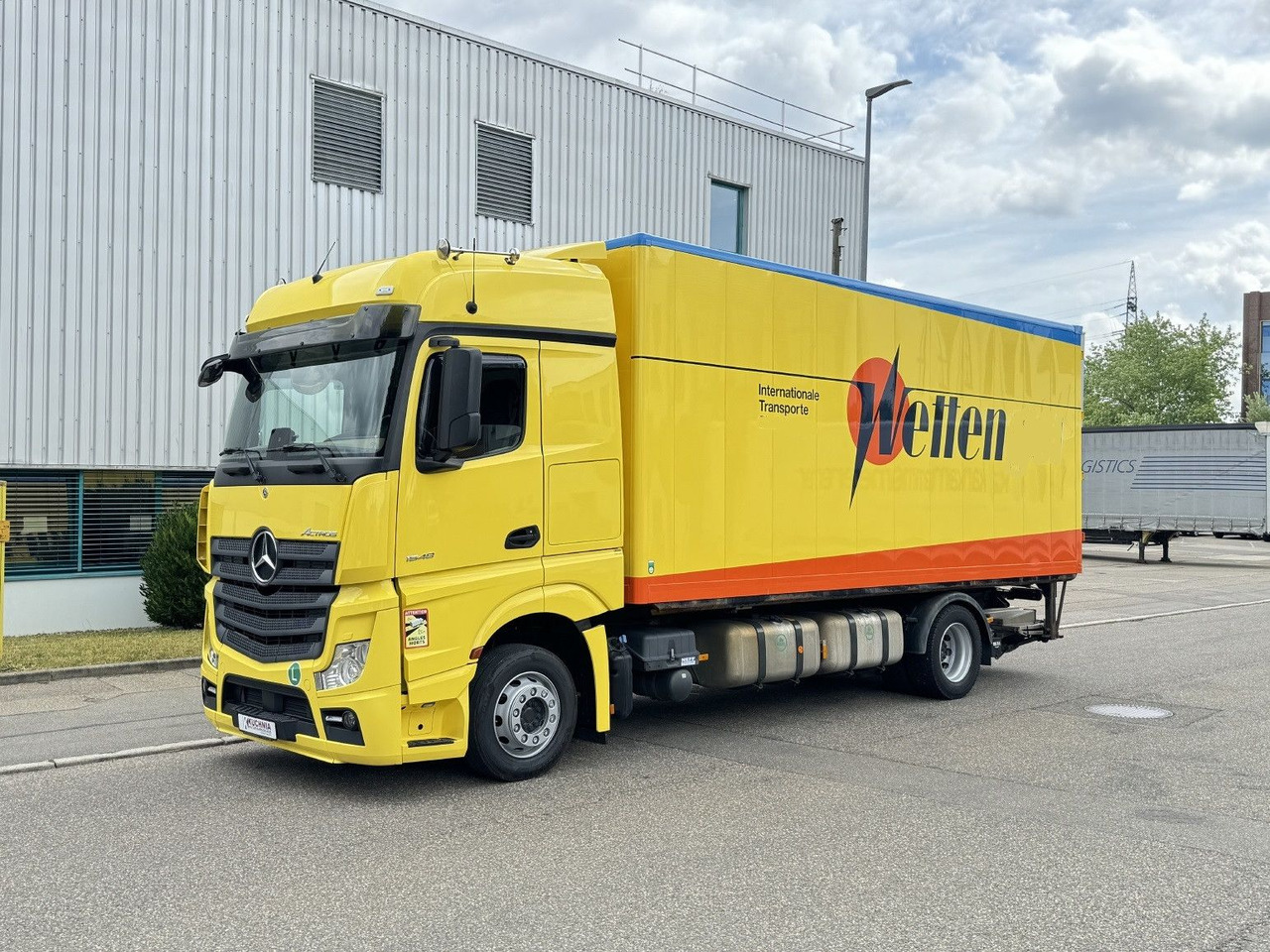 Mercedes-Benz Actros 1848 LL Gr.Haus AWL-Möbelkoffer uLBW - Dobozos felépítményű teherautó: 2 kép. Mercedes-Benz Actros 1848 LL Gr.Haus AWL-Möbelkoffer uLBW - Dobozos felépítményű teherautó: 2 kép.