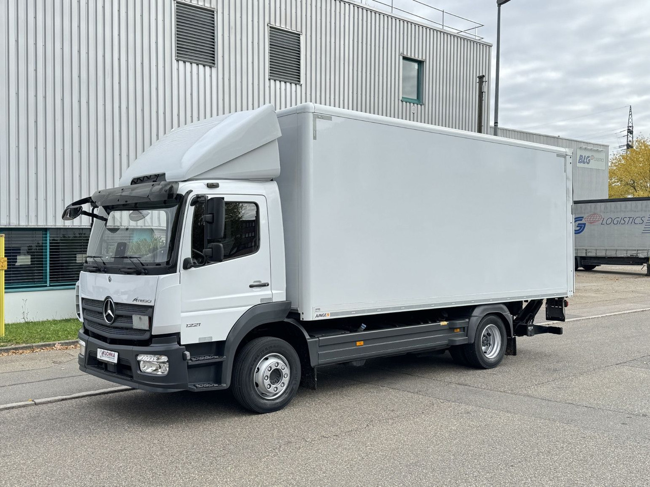 Mercedes-Benz Atego 1221 L Koffer 6,1m LBW AHK Klima TOP - Dobozos felépítményű teherautó: 3 kép. Mercedes-Benz Atego 1221 L Koffer 6,1m LBW AHK Klima TOP - Dobozos felépítményű teherautó: 3 kép.