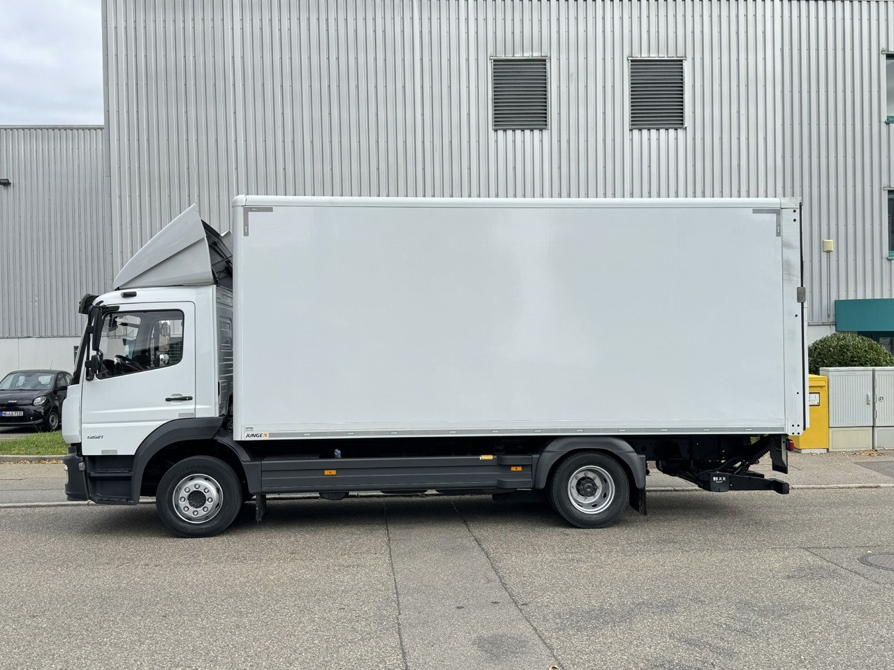 Mercedes-Benz Atego 1221 L Koffer 6,1m LBW AHK Klima TOP - Dobozos felépítményű teherautó: 4 kép. Mercedes-Benz Atego 1221 L Koffer 6,1m LBW AHK Klima TOP - Dobozos felépítményű teherautó: 4 kép.