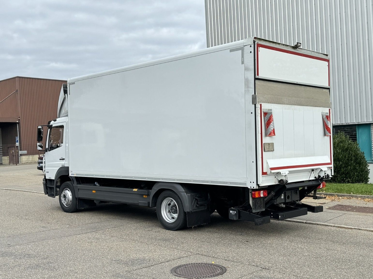 Mercedes-Benz Atego 1221 L Koffer 6,1m LBW AHK Klima TOP - Dobozos felépítményű teherautó: 5 kép. Mercedes-Benz Atego 1221 L Koffer 6,1m LBW AHK Klima TOP - Dobozos felépítményű teherautó: 5 kép.
