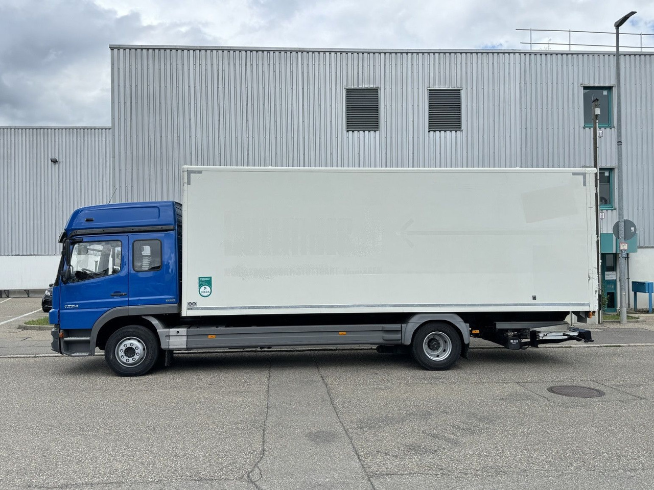 Mercedes-Benz Atego 1224 L Möbelkoffer GH 6-Sitze u-LBW Umzug - Dobozos felépítményű teherautó: 5 kép. Mercedes-Benz Atego 1224 L Möbelkoffer GH 6-Sitze u-LBW Umzug - Dobozos felépítményű teherautó: 5 kép.