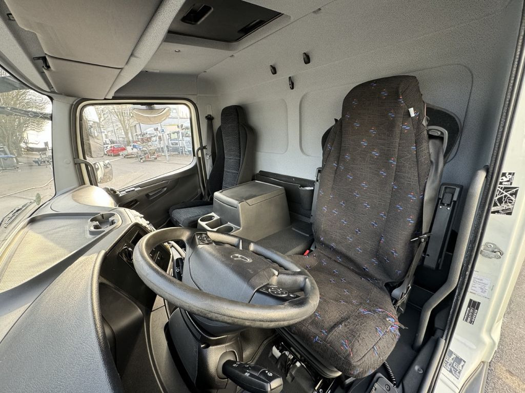 Dobozos kisteherautó Mercedes-Benz Atego 818L Koffer 6,3m LBW Klima Autom. Luftgef.: 12 kép.