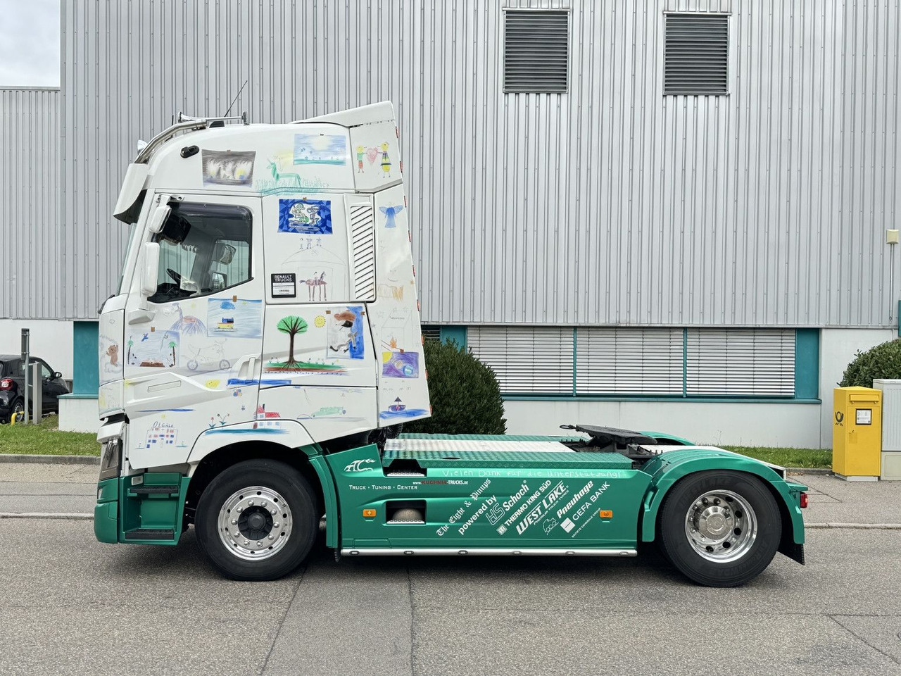 Renault T520 HIGHCAB Comfort 2-Tanks Retarder Airbrush - Nyergesvontató: 4 kép. Renault T520 HIGHCAB Comfort 2-Tanks Retarder Airbrush - Nyergesvontató: 4 kép.