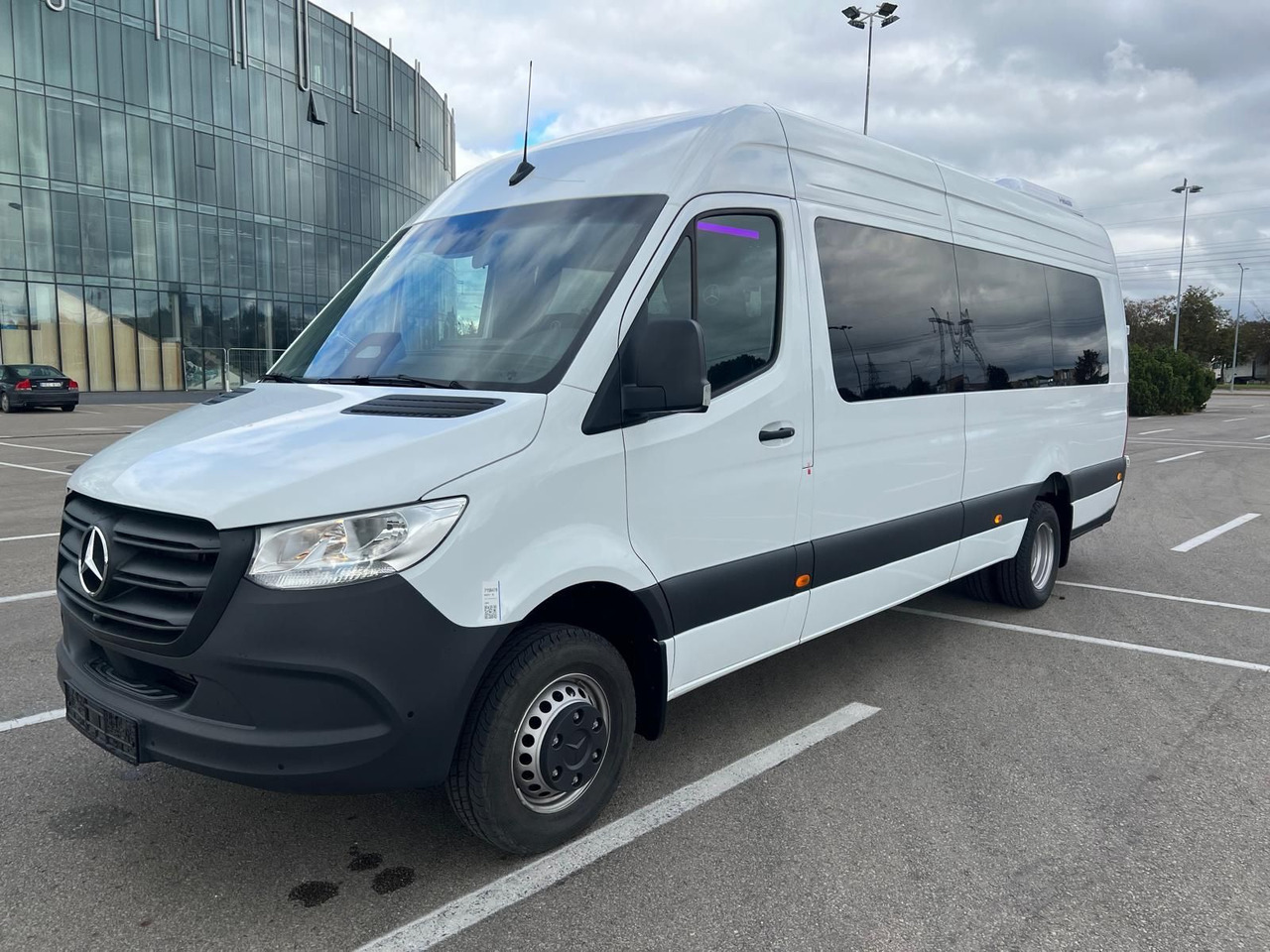 Mercedes-Benz Sprinter 517 Komfort XL, 21 SS - Minibusz, Kisbusz: 2 kép. Mercedes-Benz Sprinter 517 Komfort XL, 21 SS - Minibusz, Kisbusz: 2 kép.