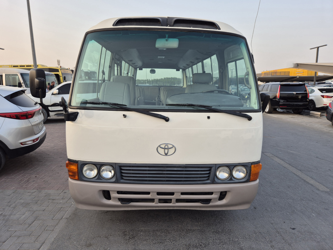 TOYOTA Coaster ... 25 places ...climatisé - Minibusz, Kisbusz: 4 kép. TOYOTA Coaster ... 25 places ...climatisé - Minibusz, Kisbusz: 4 kép.