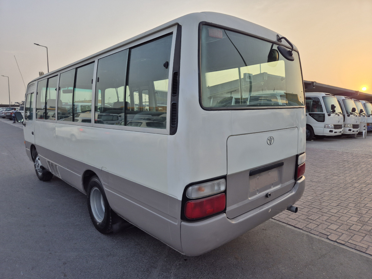 TOYOTA Coaster ... 25 places ...climatisé - Minibusz, Kisbusz: 3 kép. TOYOTA Coaster ... 25 places ...climatisé - Minibusz, Kisbusz: 3 kép.