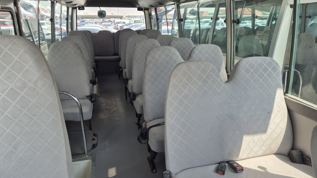 TOYOTA Coaster ... 30 places ... Climatisé - Minibusz, Kisbusz: 3 kép. TOYOTA Coaster ... 30 places ... Climatisé - Minibusz, Kisbusz: 3 kép.