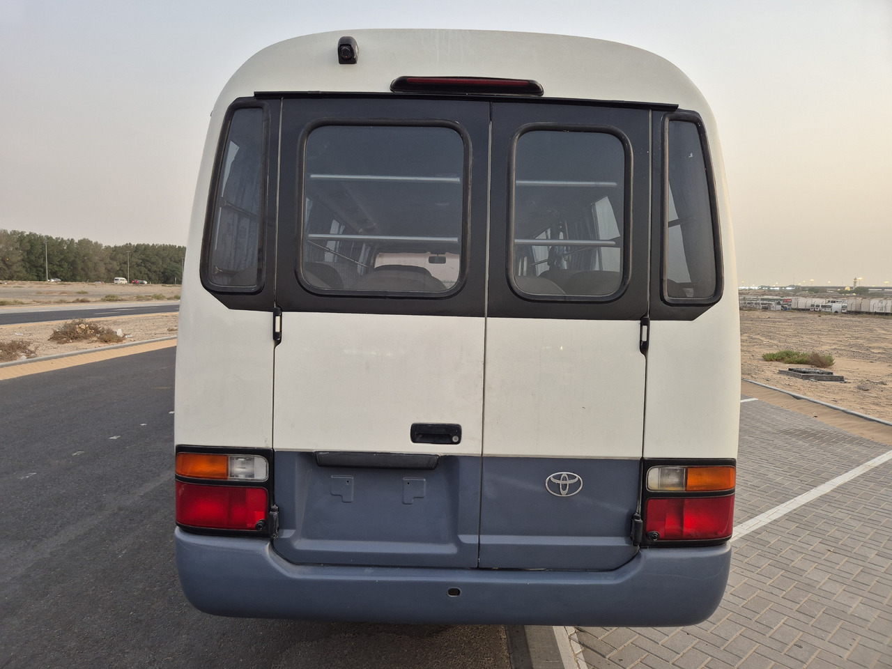 Toyota Coaster ... 30 places - climatisé - Minibusz, Kisbusz: 4 kép. Toyota Coaster ... 30 places - climatisé - Minibusz, Kisbusz: 4 kép.