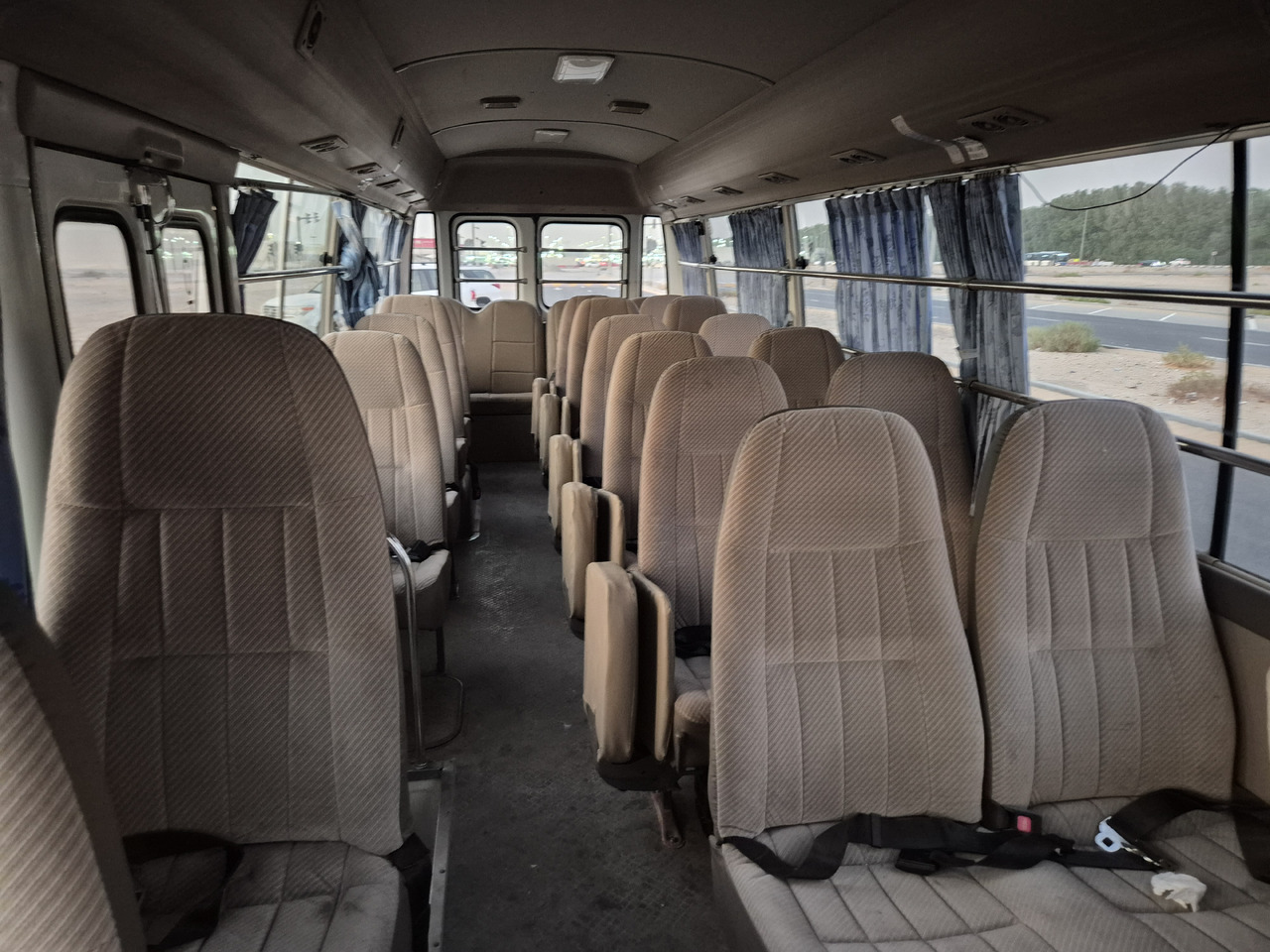 Toyota Coaster ... 30 places - climatisé - Minibusz, Kisbusz: 5 kép. Toyota Coaster ... 30 places - climatisé - Minibusz, Kisbusz: 5 kép.