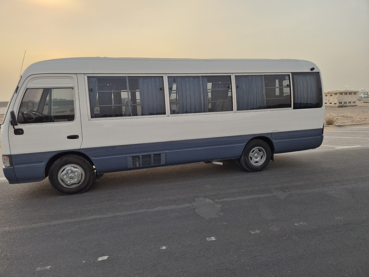 Toyota Coaster ... 30 places - climatisé - Minibusz, Kisbusz: 3 kép. Toyota Coaster ... 30 places - climatisé - Minibusz, Kisbusz: 3 kép.