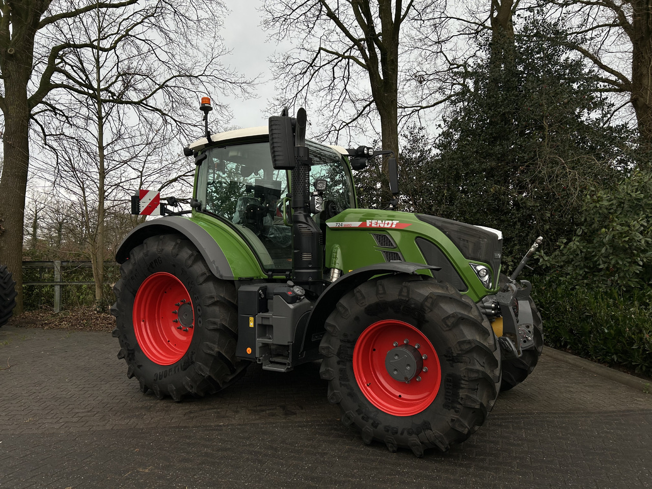 FENDT 724 Vario Gen6 ProfiPlus setting 2 - Traktor: 3 kép. FENDT 724 Vario Gen6 ProfiPlus setting 2 - Traktor: 3 kép.